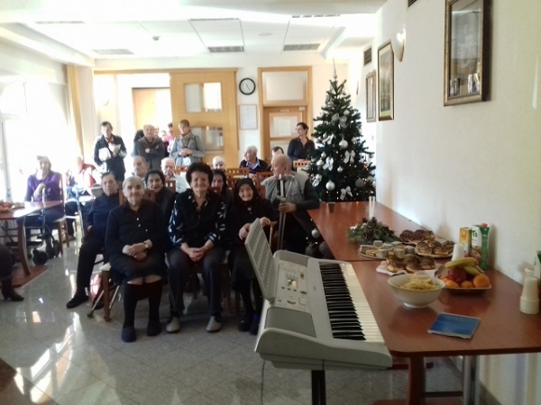 Učenici razveselili &scaron;tićenike staračkoga doma